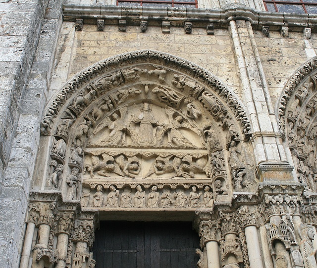 Chartres Cathedral Royal Port Left Bay Tympanum 2007 08 31.jpg