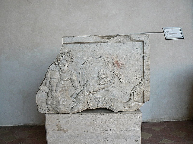 Relief avec centaure et nymphe.jpg