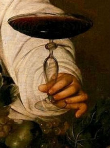 左手に持つワインの幅広の特異な形のグラス