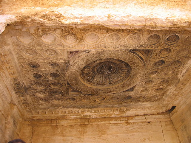 Decorated_ceiling_in_the_Inner_Temple_of_Bel_over_the_altar
