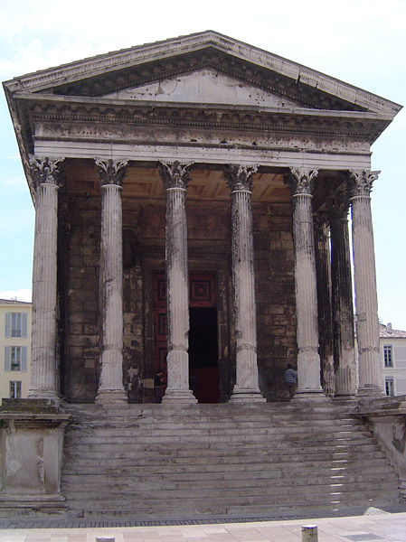 Maison carree front.jpg