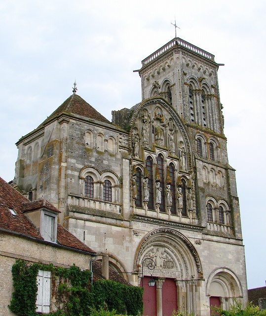 Vézelay Basilique Façade 220608 01.jpg