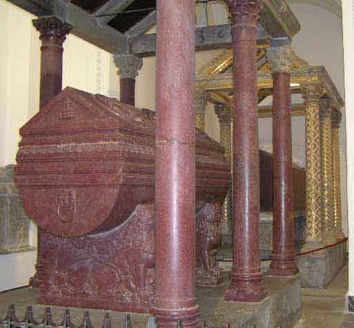 Palermo-sarcofago di federico II.jpg