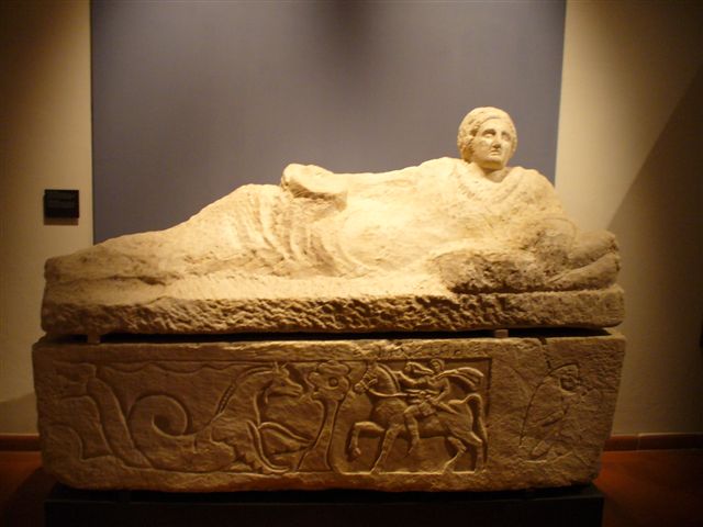 Chiusi sarcofago etrusco 1.jpg