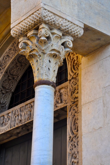 Capitello Duomo di Modena, e scorcio Porta dei Principi.jpg