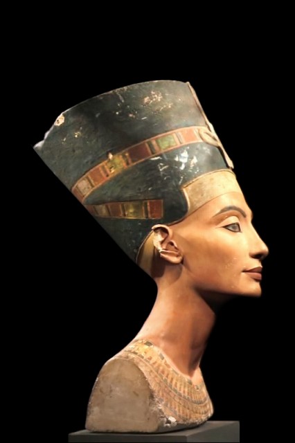 La Reine Nefertiti (Musee egyptien, Berlin) (11782160603).jpg