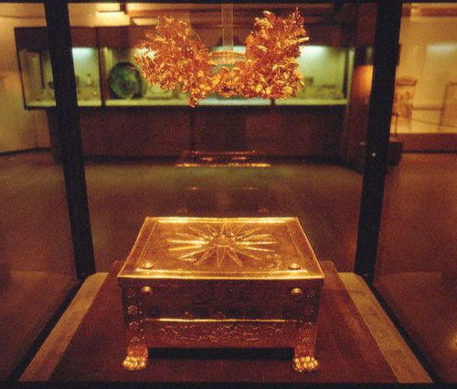 Golden larnax and wreath of Philip II of Macedon at the Vergina museum